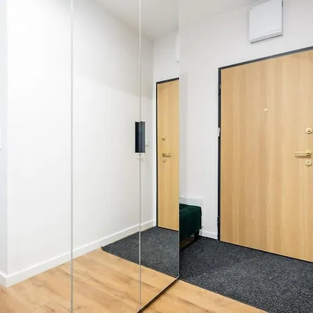 Cayenne Premium Airport ワルシャワ